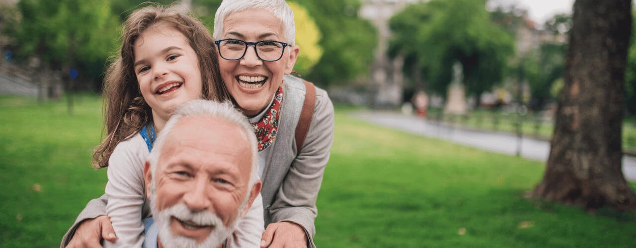 Προγράμματα ασφάλειας υγείας grandparents-smiling-with-granddaughter-at-a-park