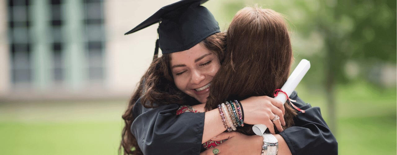 Προγράμματα αποταμίευσης και επένδυσης της NN daughter-hugging-mother-in-celebration-of-her-degree-with-the-