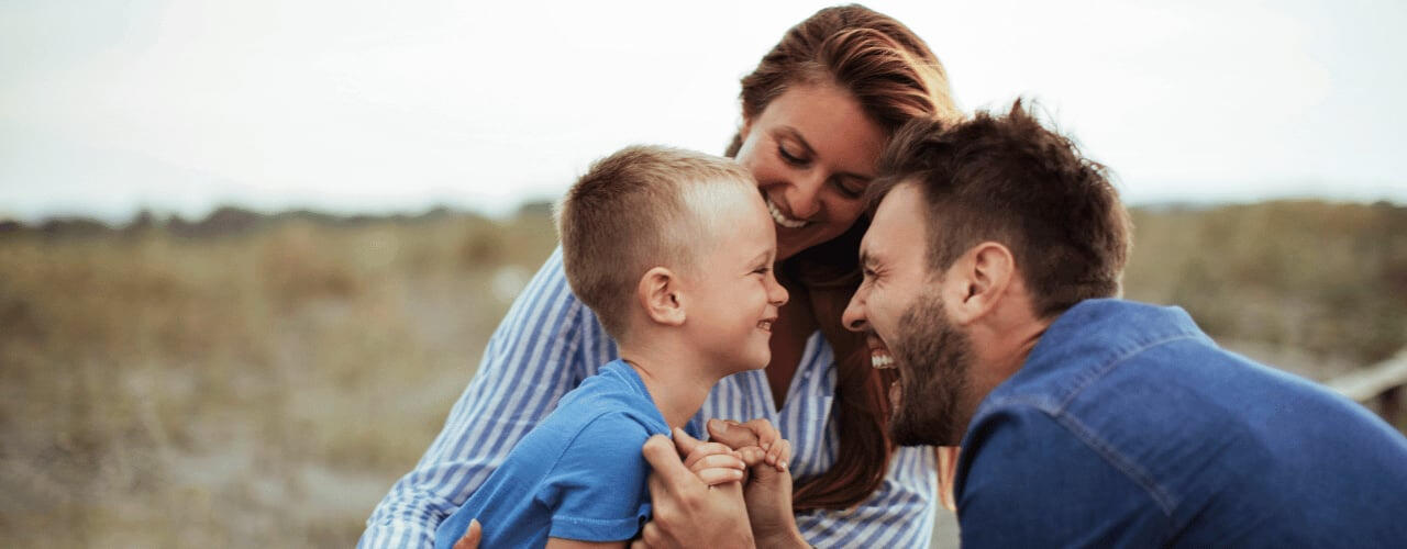Προγράμματα ασφάλειας ζωής photo-of-parents-and-small-kid-smiling-to-each-other